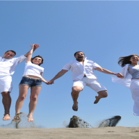 Burnout Praevention vorbeugen Menschen die Springen und sich an den Haenden halten