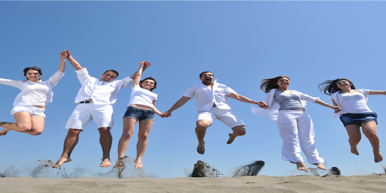 Burnout Praevention vorbeugen Menschen die Springen und sich an den Haenden halten