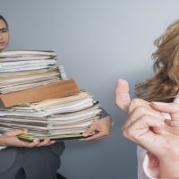 Durch delegieren den Stress verringern Chef Assistent mit Mappen