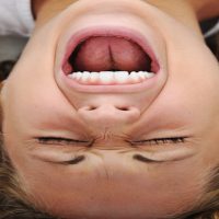 Symptome beginnendes Burnout Anzeichen Burnour Frau haltet sich die Ohren zu und schreit