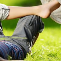 Wie ist es möglich seinen Stress zu reduzieren Pause in Wiese liegend