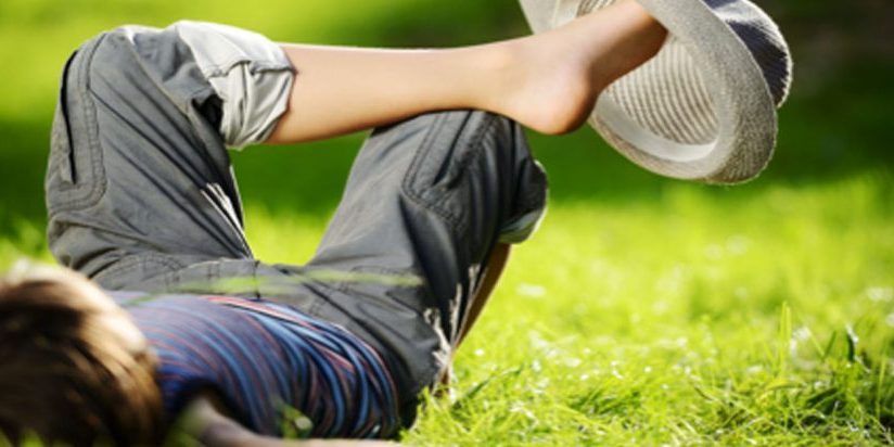Wie ist es möglich seinen Stress zu reduzieren Pause in Wiese liegend