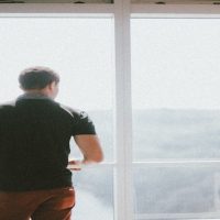 Stress reduzieren zwei Personen schauen aus einem Fenster