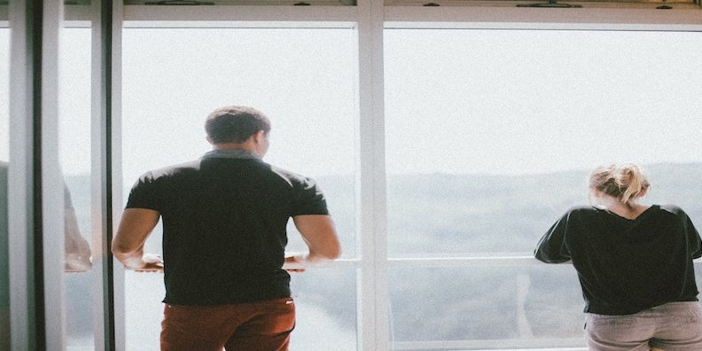 Stress reduzieren zwei Personen schauen aus einem Fenster