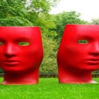 Ohne Bewertung hätten wir keinen Stress rote Masken auf einer Wiese stehend